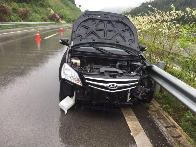 男子雨天速行駛撞上波形護(hù)欄 一不留險(xiǎn)釀大禍