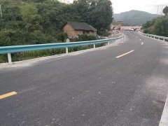 安徽鄉(xiāng)村公路安裝波形護欄板能滿足村民安全出行