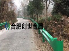 六安鍍鋅噴塑加型波形護(hù)欄安裝完畢